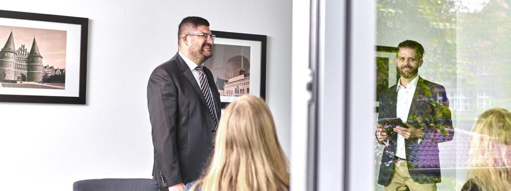 Ziel voraus Steuerberater Lübeck - Steuerberatung für Unternehmen - Besprechung im Team